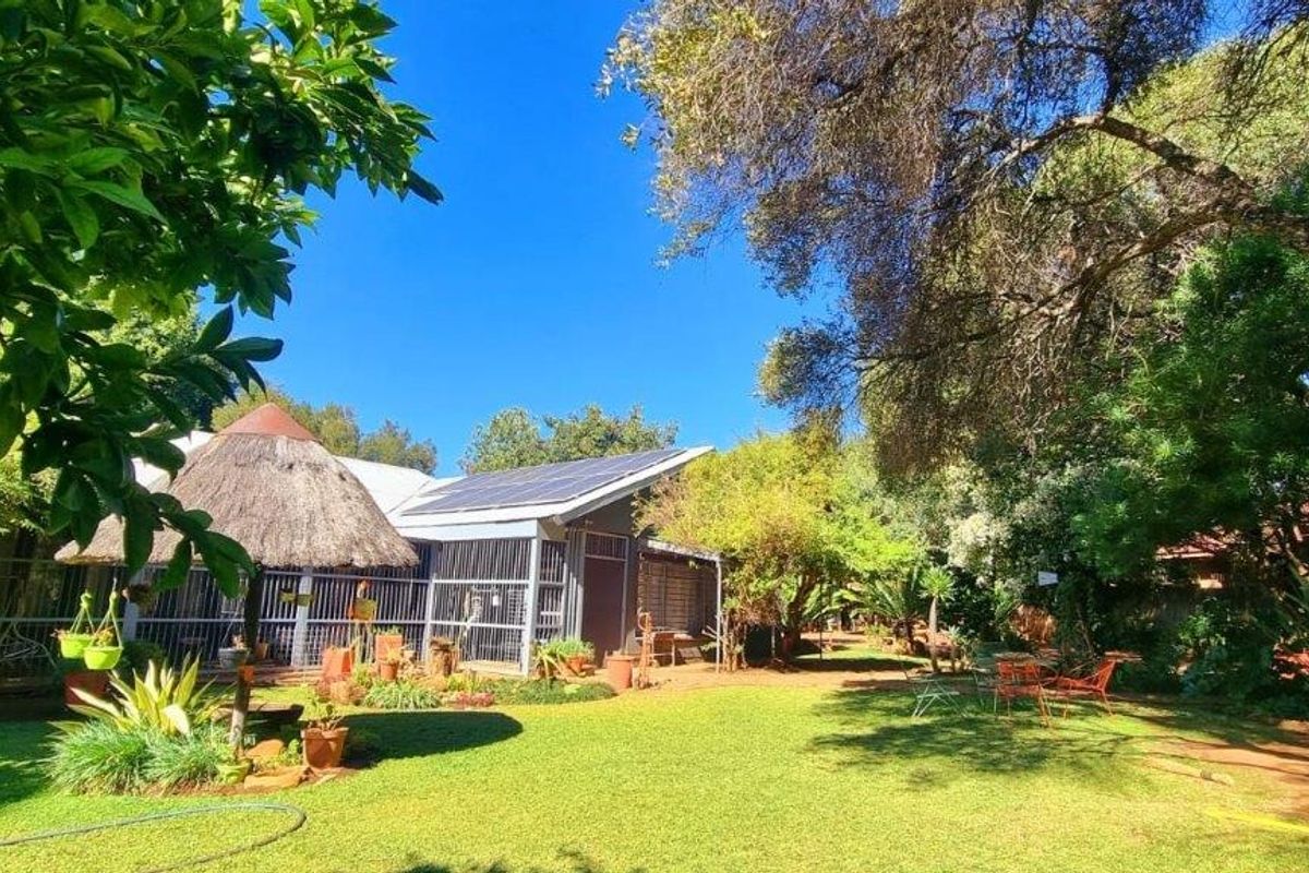 4 Bedroom home, 3420m2 stand! Prime area! Borehole! - Photo 2