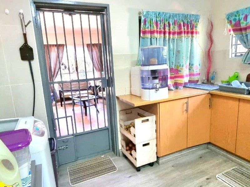 4 Bedroom home, 3420m2 stand! Prime area! Borehole! - Photo 8