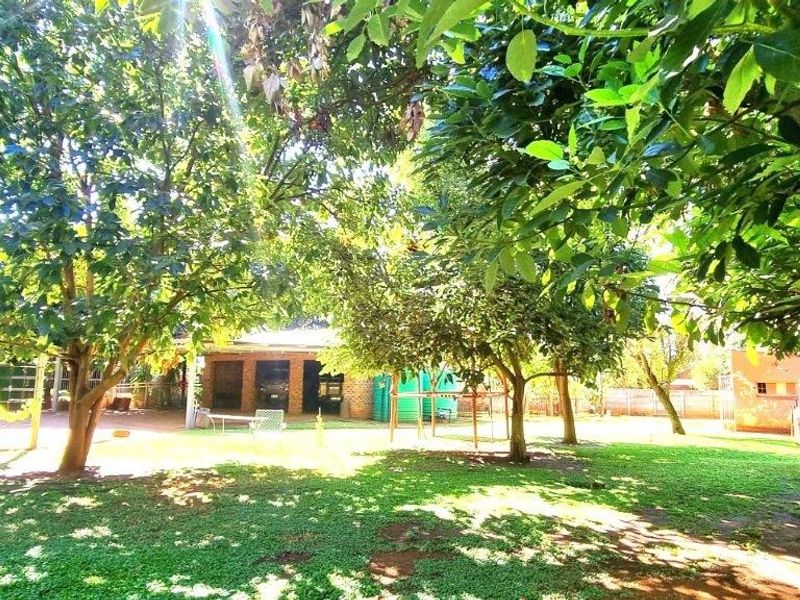 4 Bedroom home, 3420m2 stand! Prime area! Borehole! - Photo 5