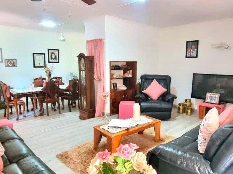 4 Bedroom home, 3420m2 stand! Prime area! Borehole! - Photo 3