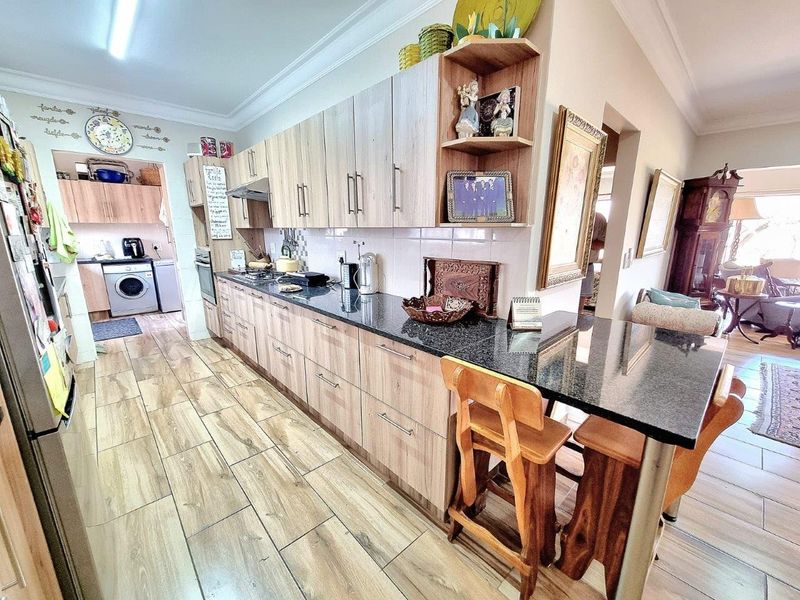 BUSHVELD SOUGHT AFTER GREEN SERVITUDE 50 + MODERN RETIREMENT HOME - Photo 10