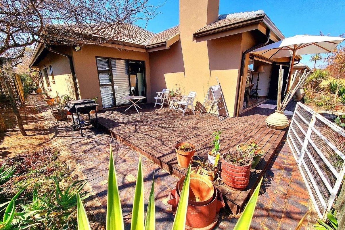 BUSHVELD SOUGHT AFTER GREEN SERVITUDE 50 + MODERN RETIREMENT HOME - Photo 4