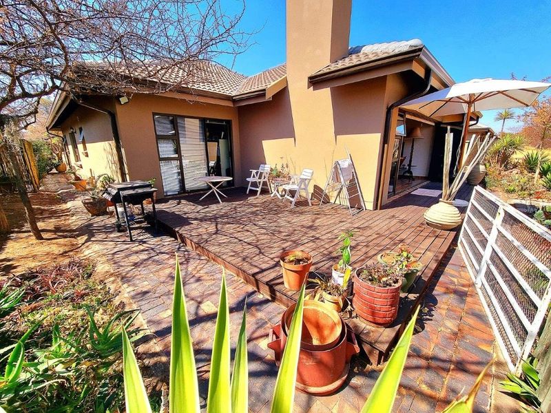 BUSHVELD SOUGHT AFTER GREEN SERVITUDE 50 + MODERN RETIREMENT HOME - Photo 4