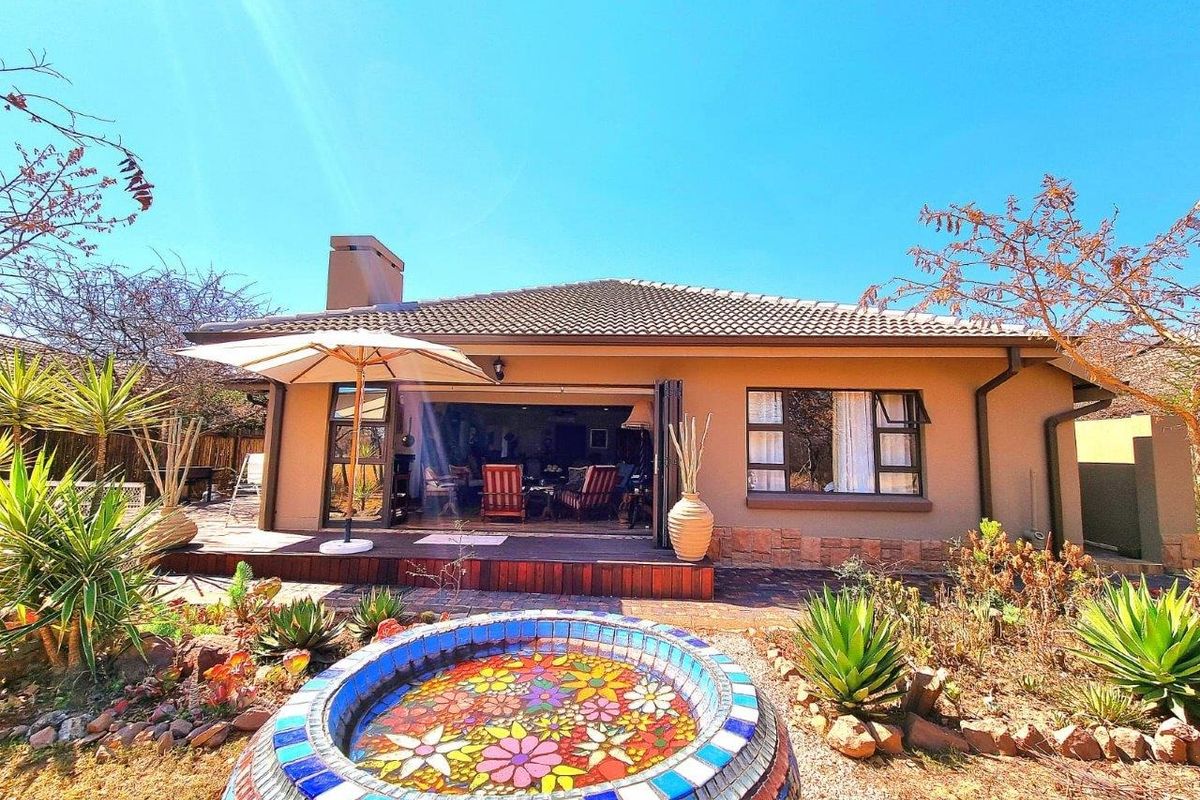 BUSHVELD SOUGHT AFTER GREEN SERVITUDE 50 + MODERN RETIREMENT HOME - Photo 2