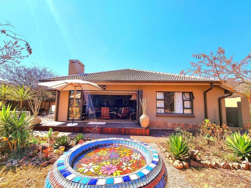 BUSHVELD SOUGHT AFTER GREEN SERVITUDE 50 + MODERN RETIREMENT HOME - Photo 2