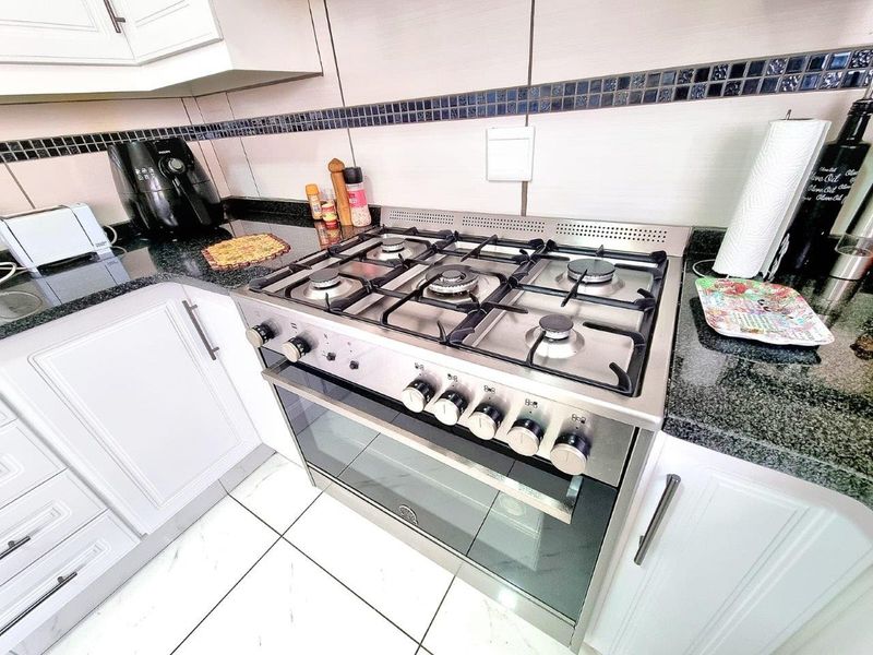 OFF THE GRID NATURE-INFUSED BUSHVELD MODERN RETIREMENT HOME JUST 70 MINUTES FROM PRETORIA - Photo 10