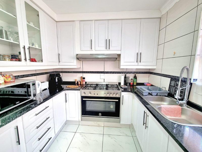 OFF THE GRID NATURE-INFUSED BUSHVELD MODERN RETIREMENT HOME JUST 70 MINUTES FROM PRETORIA - Photo 9