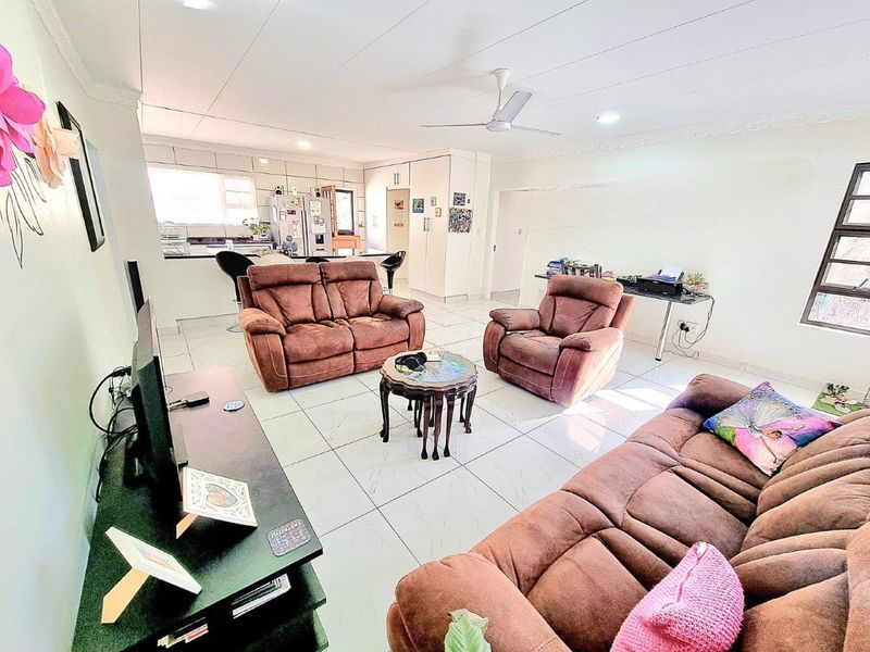 OFF THE GRID NATURE-INFUSED BUSHVELD MODERN RETIREMENT HOME JUST 70 MINUTES FROM PRETORIA - Photo 8