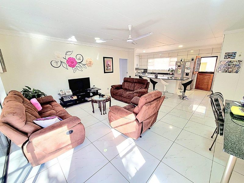 OFF THE GRID NATURE-INFUSED BUSHVELD MODERN RETIREMENT HOME JUST 70 MINUTES FROM PRETORIA - Photo 7