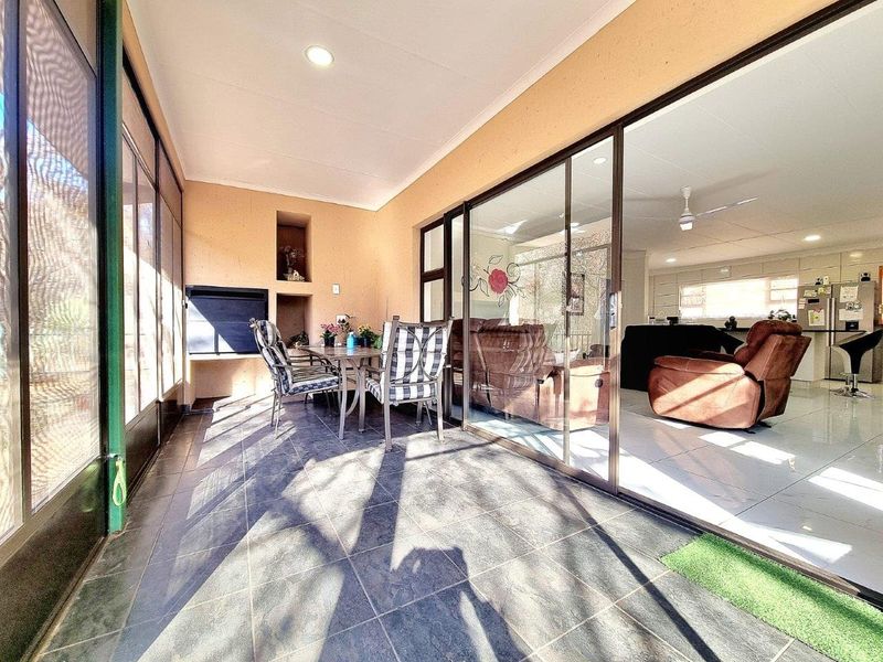 OFF THE GRID NATURE-INFUSED BUSHVELD MODERN RETIREMENT HOME JUST 70 MINUTES FROM PRETORIA - Photo 6