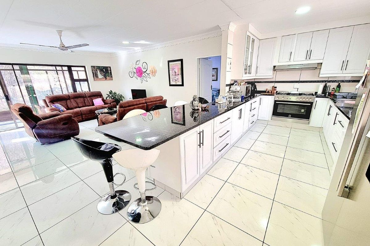 OFF THE GRID NATURE-INFUSED BUSHVELD MODERN RETIREMENT HOME JUST 70 MINUTES FROM PRETORIA - Photo 2