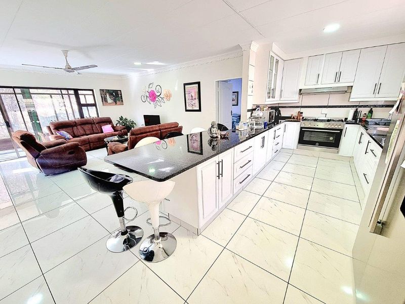 OFF THE GRID NATURE-INFUSED BUSHVELD MODERN RETIREMENT HOME JUST 70 MINUTES FROM PRETORIA - Photo 2