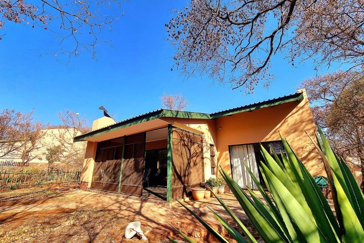 OFF THE GRID NATURE-INFUSED BUSHVELD MODERN RETIREMENT HOME JUST 70 MINUTES FROM PRETORIA - Photo 4