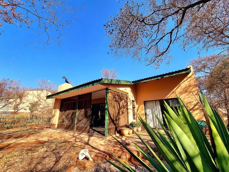 OFF THE GRID NATURE-INFUSED BUSHVELD MODERN RETIREMENT HOME JUST 70 MINUTES FROM PRETORIA - Photo 4