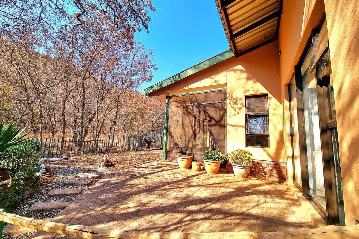 OFF THE GRID NATURE-INFUSED BUSHVELD MODERN RETIREMENT HOME JUST 70 MINUTES FROM PRETORIA - Photo 5