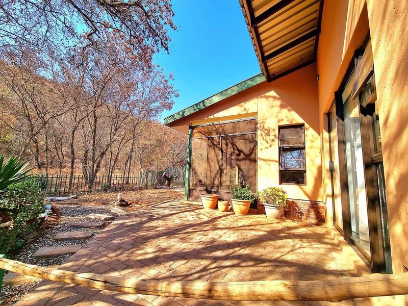 OFF THE GRID NATURE-INFUSED BUSHVELD MODERN RETIREMENT HOME JUST 70 MINUTES FROM PRETORIA - Photo 5
