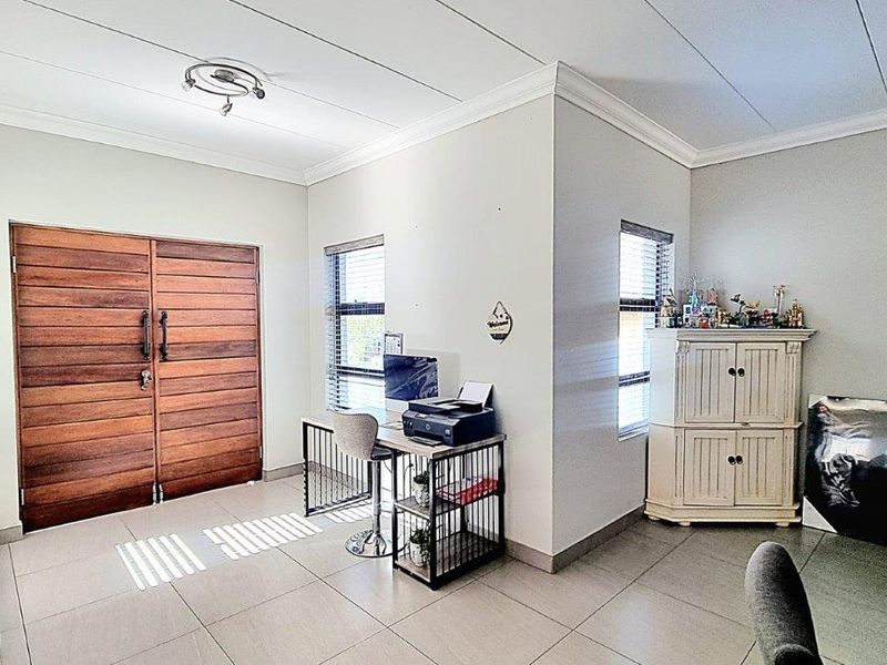 Modern Bushveld Staycation – Style, Safety, and Space for Family Living! - Photo 5