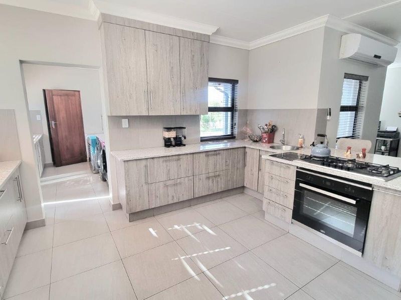 Modern Bushveld Staycation – Style, Safety, and Space for Family Living! - Photo 9