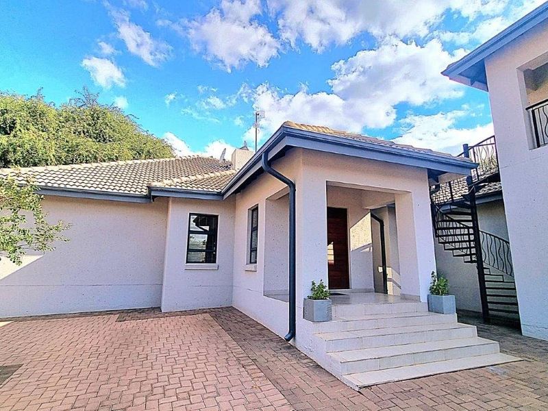 Modern Bushveld Staycation – Style, Safety, and Space for Family Living! - Photo 3