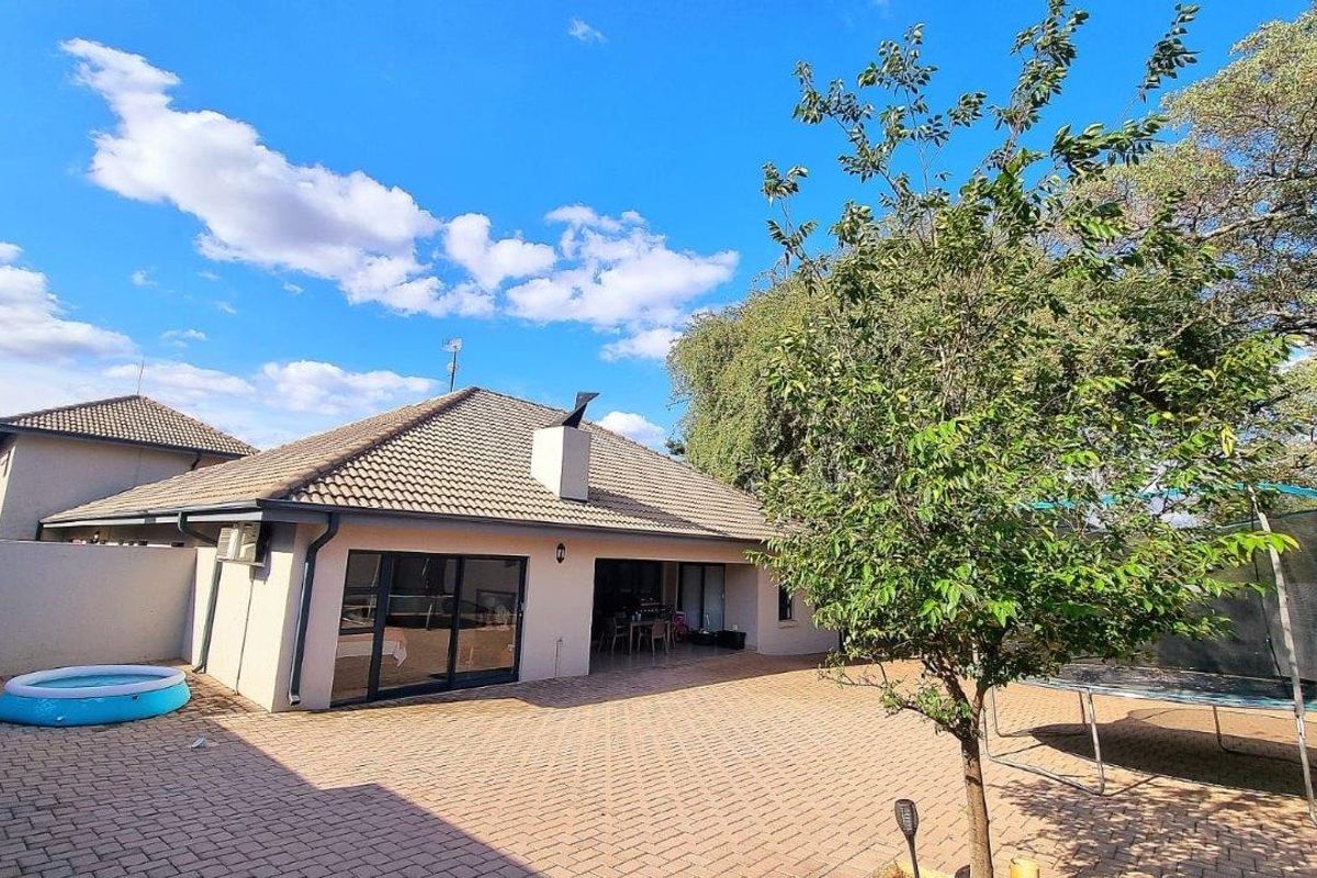 Modern Bushveld Staycation – Style, Safety, and Space for Family Living! - Photo 2