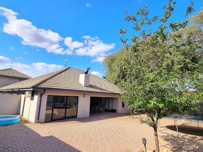Modern Bushveld Staycation – Style, Safety, and Space for Family Living! - Photo 2