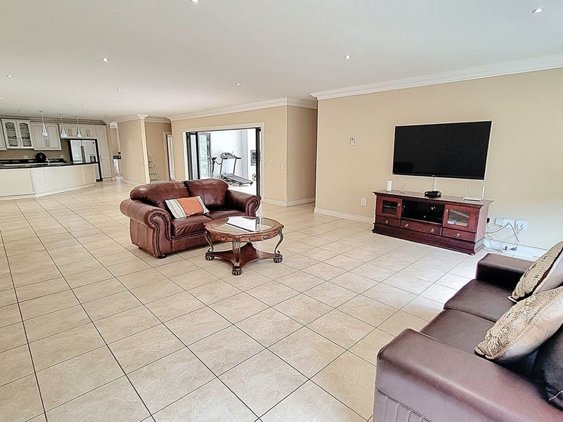 GOLFERS PARADISE IN THE BUSHVELD - EXCLUSIVE MODERN LIVING! - Photo 10