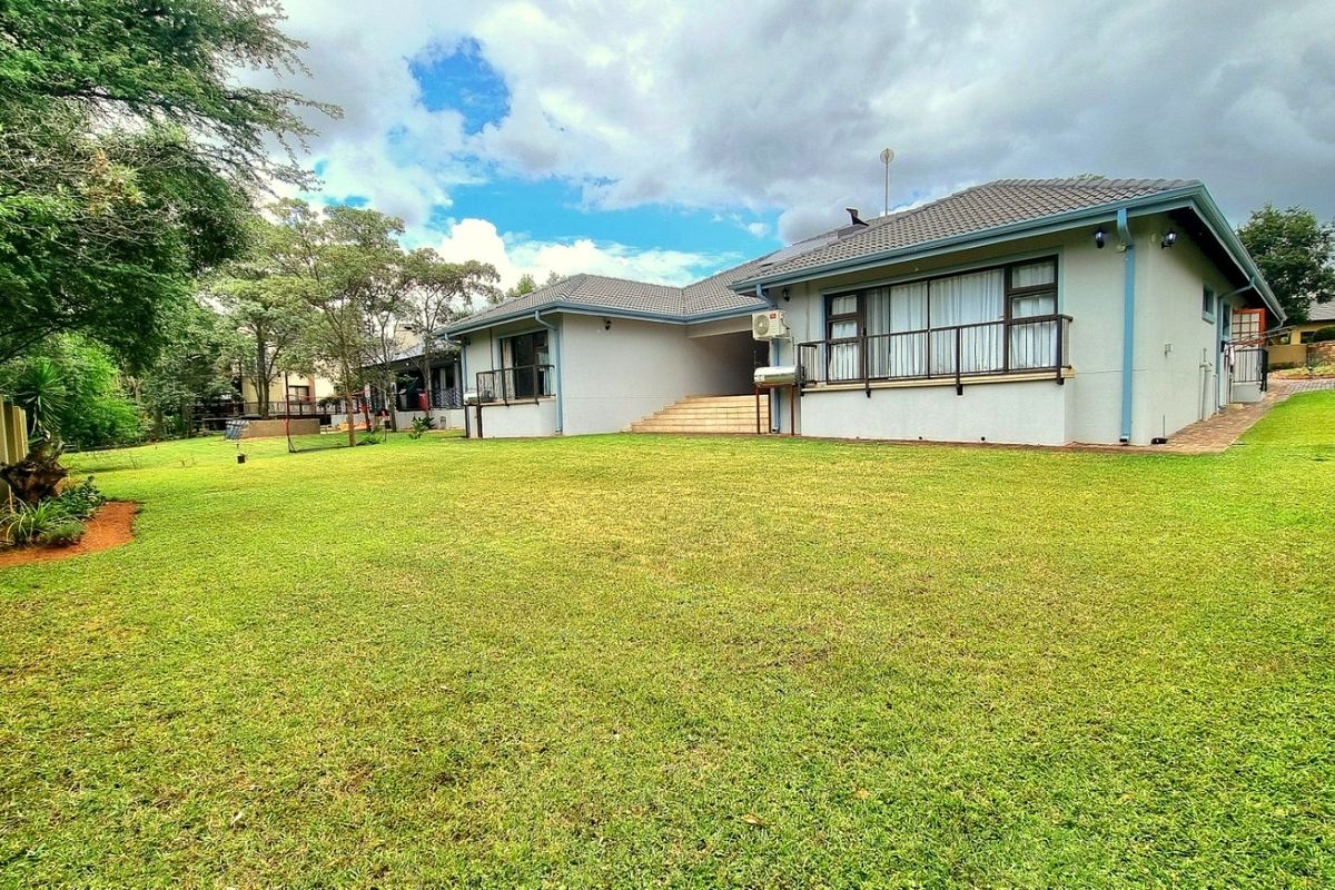 GOLFERS PARADISE IN THE BUSHVELD - EXCLUSIVE MODERN LIVING! - Photo 3