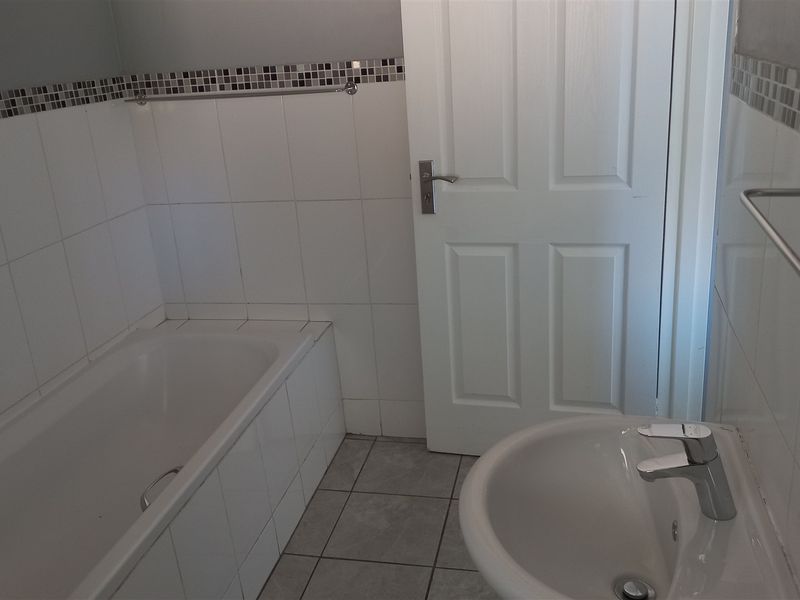 Stunning 2 bedroom apartment for sale in Die Bult—perfect for comfortable living. - Photo 8