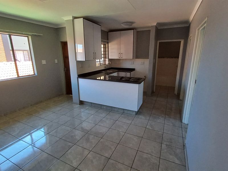 Stunning 2 bedroom apartment for sale in Die Bult—perfect for comfortable living. - Photo 2