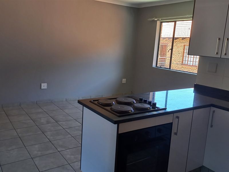 Stunning 2 bedroom apartment for sale in Die Bult—perfect for comfortable living. - Photo 4