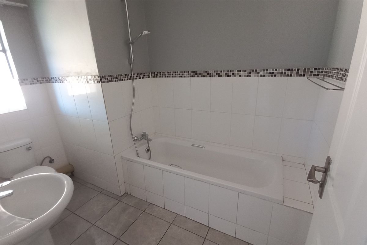 Stunning 2 bedroom apartment for sale in Die Bult—perfect for comfortable living. - Photo 5
