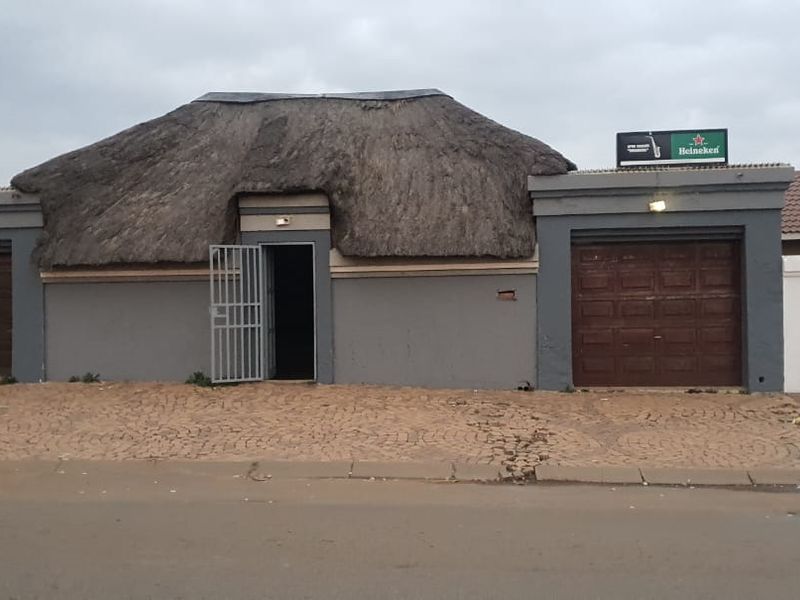 Established And Profitable Pub and Grill In Tsakane - Photo 1