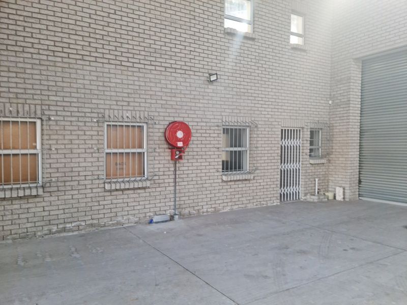 378m2 Factory Warehouse with small enclosed Under Roof Parking Area TO LET | FOR RENT in Saxenburg P - Photo 5