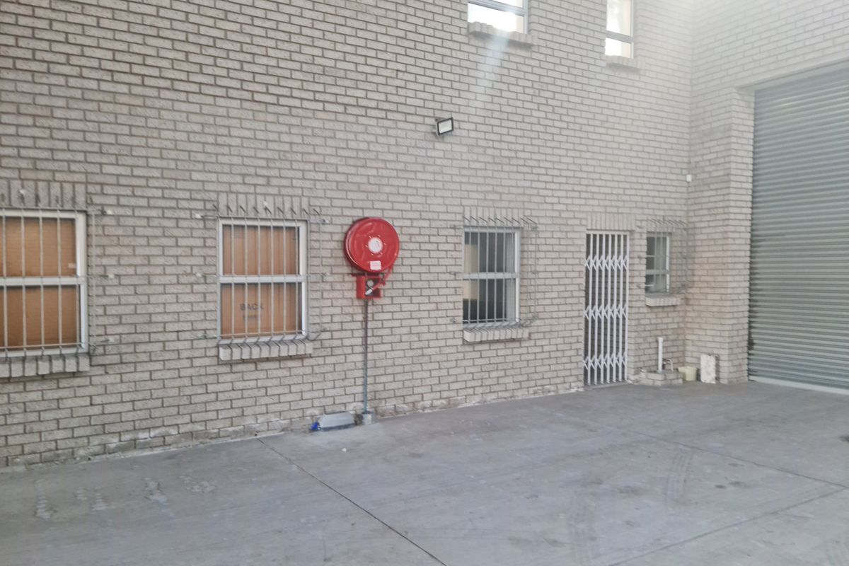 378m2 Factory Warehouse with small enclosed Under Roof Parking Area TO LET | FOR RENT in Saxenburg P - Photo 5