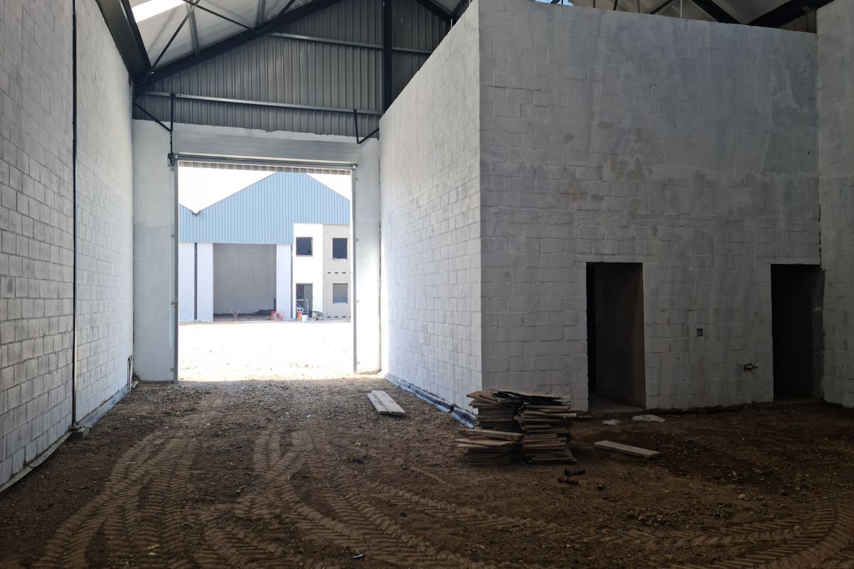 Brand New Modern 201m2 Industrial Warehouse To Let in Firgrove , Somerset West. - Photo 3