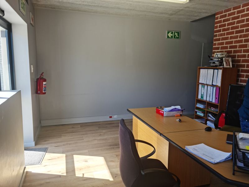 Upmarket 348m2 Industrial Warehouse To Let in Firgrove , Somerset West. - Photo 9