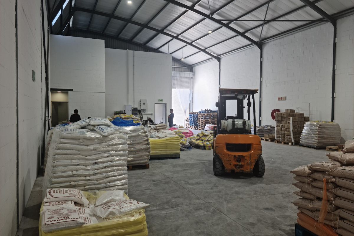 Upmarket 348m2 Industrial Warehouse To Let in Firgrove , Somerset West. - Photo 4