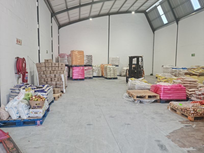 Upmarket 348m2 Industrial Warehouse To Let in Firgrove , Somerset West. - Photo 8