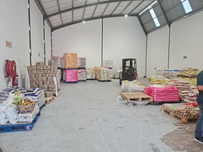 Upmarket 348m2 Industrial Warehouse To Let in Firgrove , Somerset West. - Photo 6