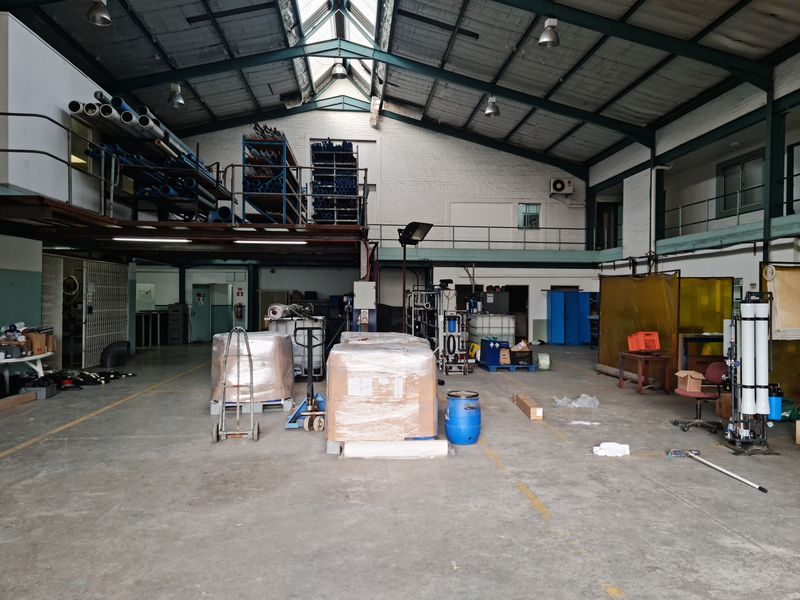 Warehouse with Big office space To Let - Gants Plaza, Strand - 2862m2 - Photo 2