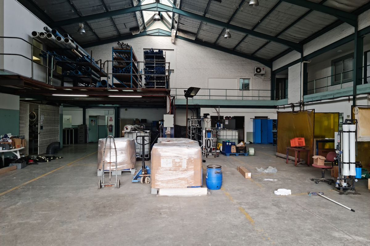 Warehouse with Big office space To Let - Gants Plaza, Strand - 2862m2 - Photo 2