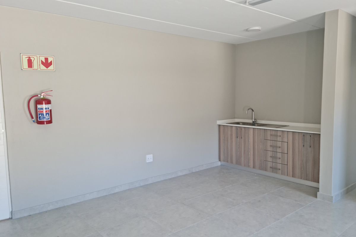 Industrial Warehouse For Sale in Firgrove , Somerset West - 244m2 - Photo 4