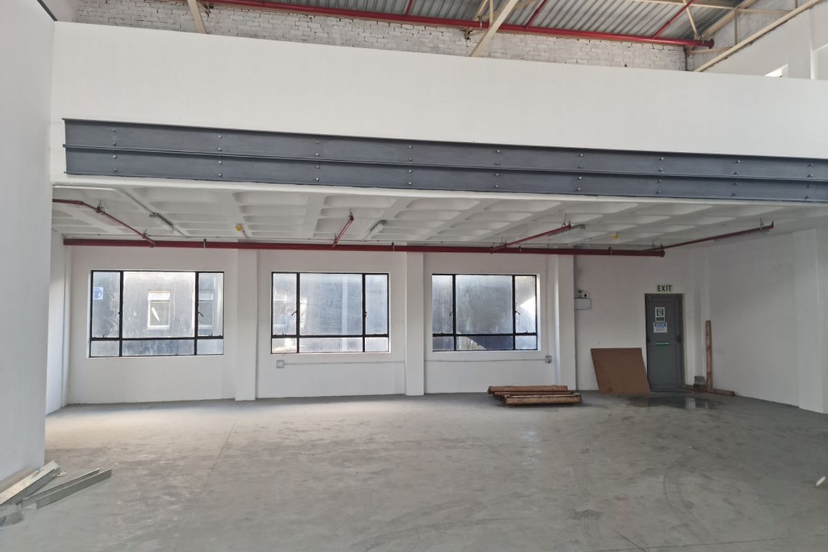 Prime 215m2 Industrial Unit / Storage To Let in Blackheath - Photo 2