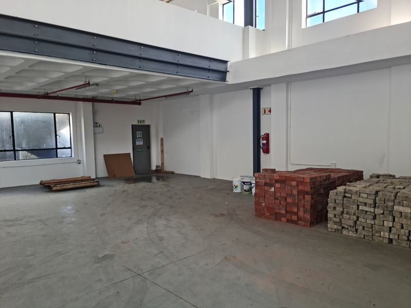Prime 215m2 Industrial Unit / Storage To Let in Blackheath - Photo 9