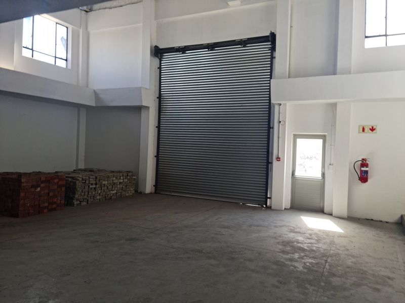 Prime 215m2 Industrial Unit / Storage To Let in Blackheath - Photo 3