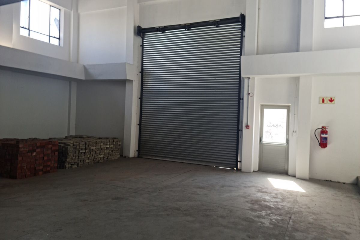 Prime 215m2 Industrial Unit / Storage To Let in Blackheath - Photo 3