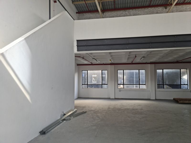 Prime 215m2 Industrial Unit / Storage To Let in Blackheath - Photo 5