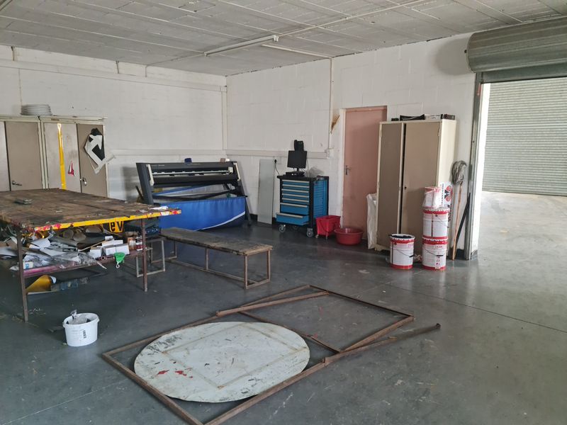 309m2 Industrial Warehouse To Let in the Strand @ R17980 excluding VAT - Photo 3
