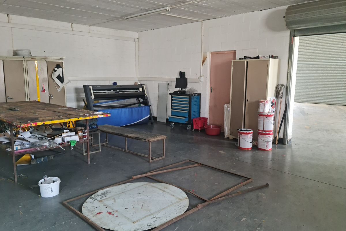 309m2 Industrial Warehouse To Let in the Strand @ R17980 excluding VAT - Photo 3