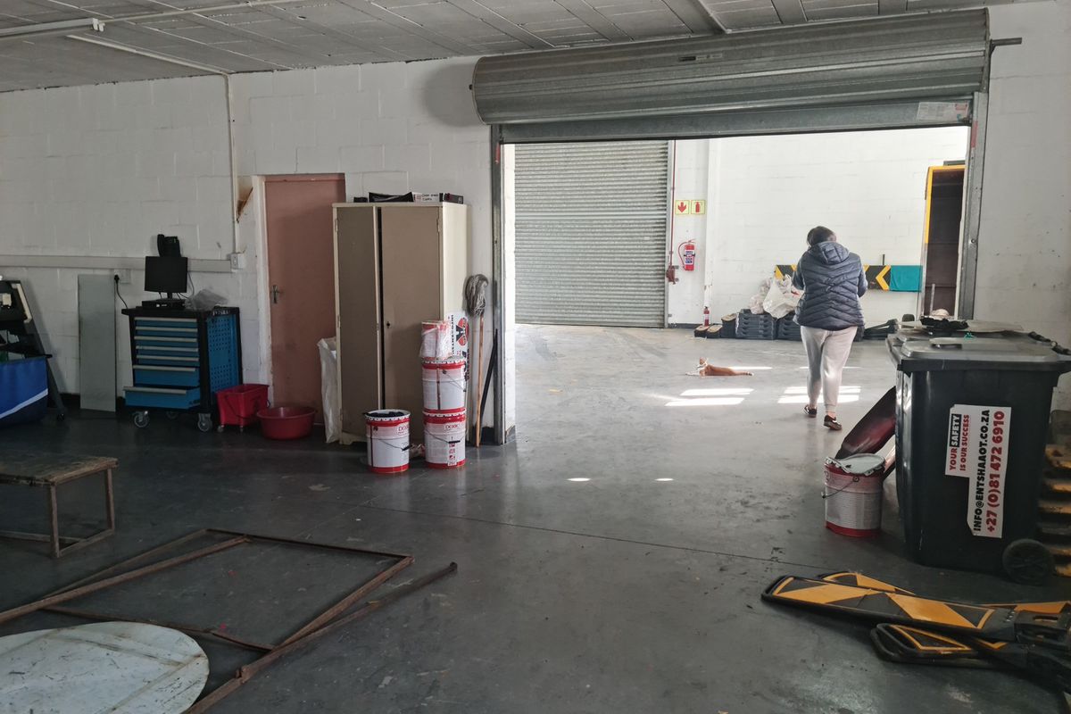 309m2 Industrial Warehouse To Let in the Strand @ R17980 excluding VAT - Photo 4